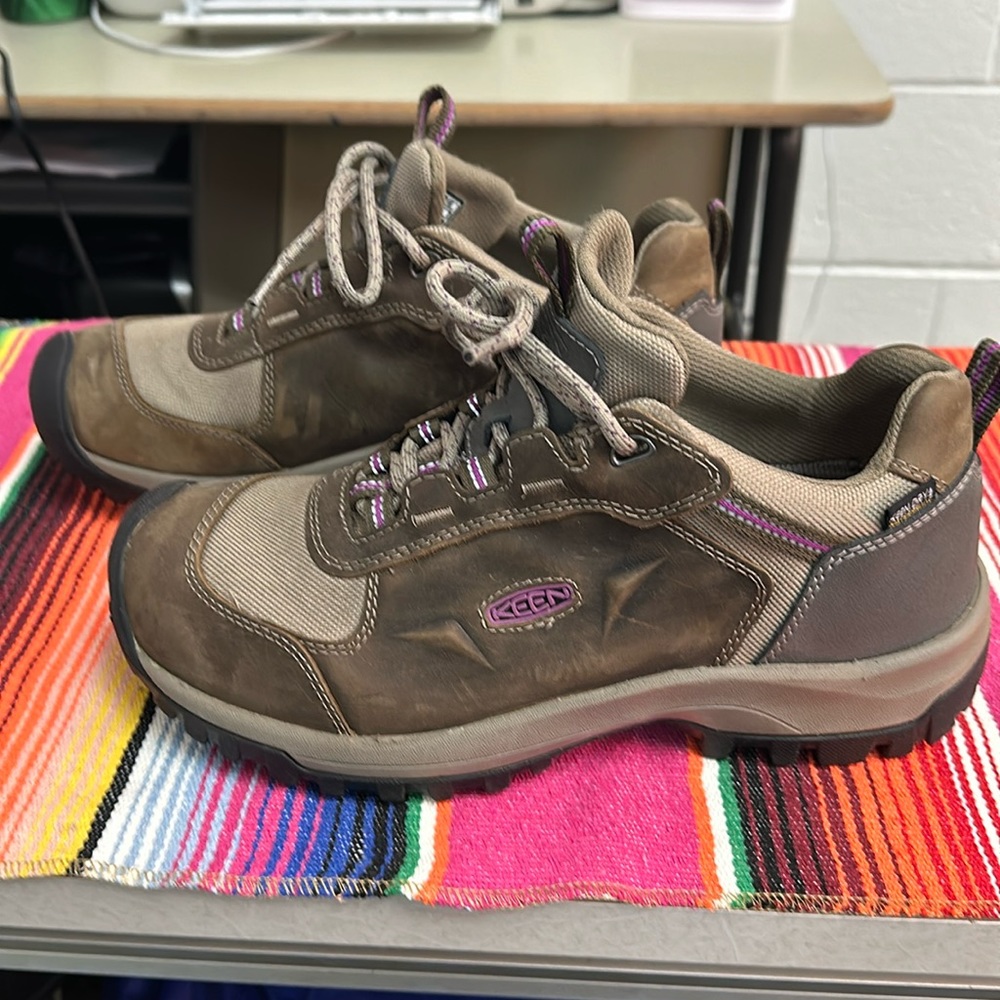 Women's Keen Hiking shoes worn once.